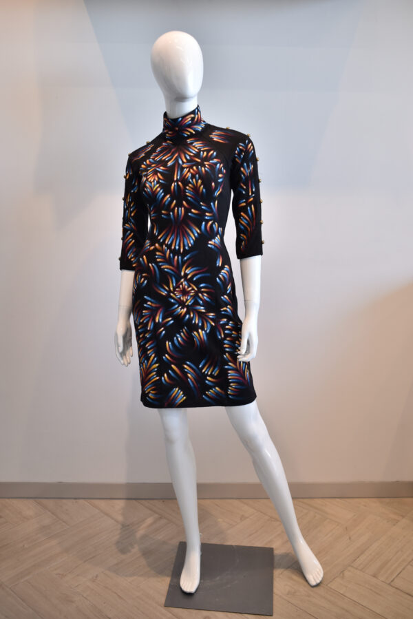 Vestido medio con mangas, cuello mao.