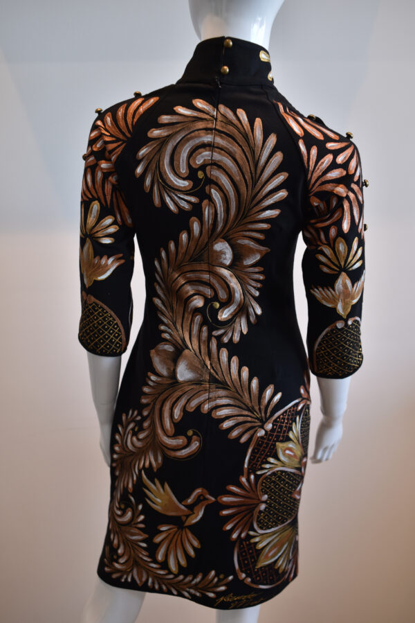 Vestido medio con mangas, cuello mao. - Image 3
