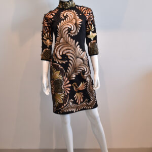 Vestido medio con mangas, cuello mao.