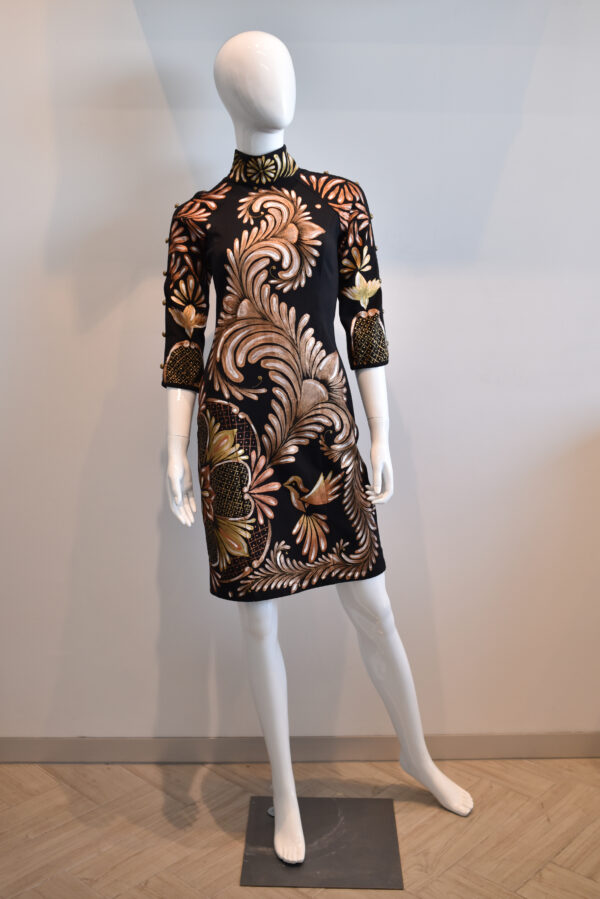 Vestido medio con mangas, cuello mao.