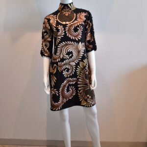 Vestido medio con mangas, cuello mao.