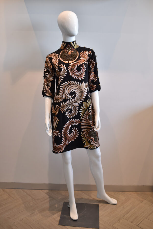 Vestido medio con mangas, cuello mao.