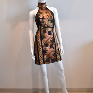 Vestido corto sin mangas, cuello mao.