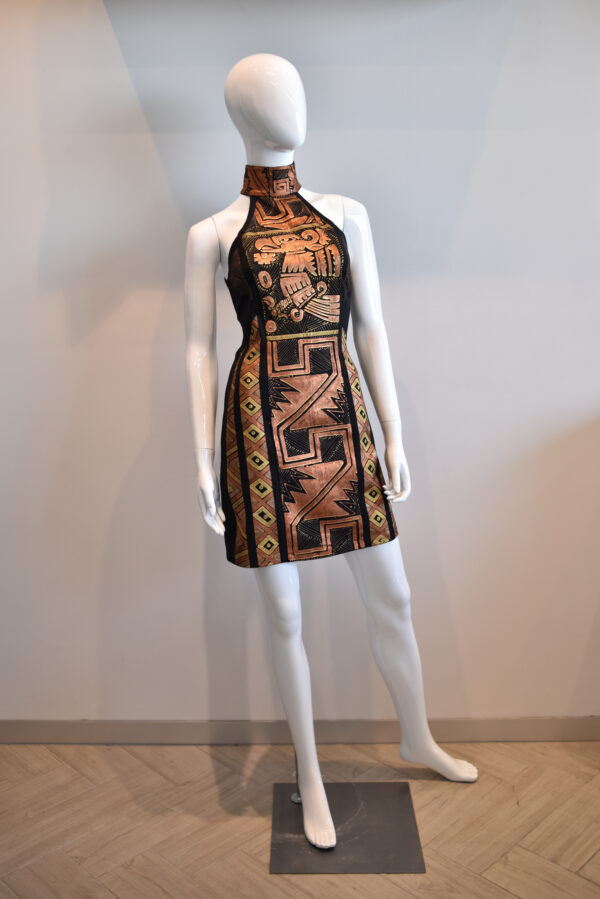 Vestido corto sin mangas, cuello mao.