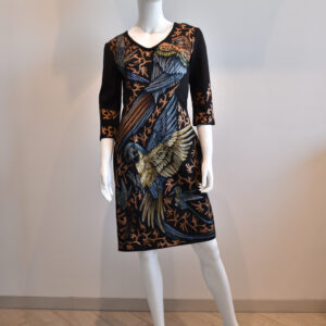 Vestido medio con mangas, cuello redondo.
