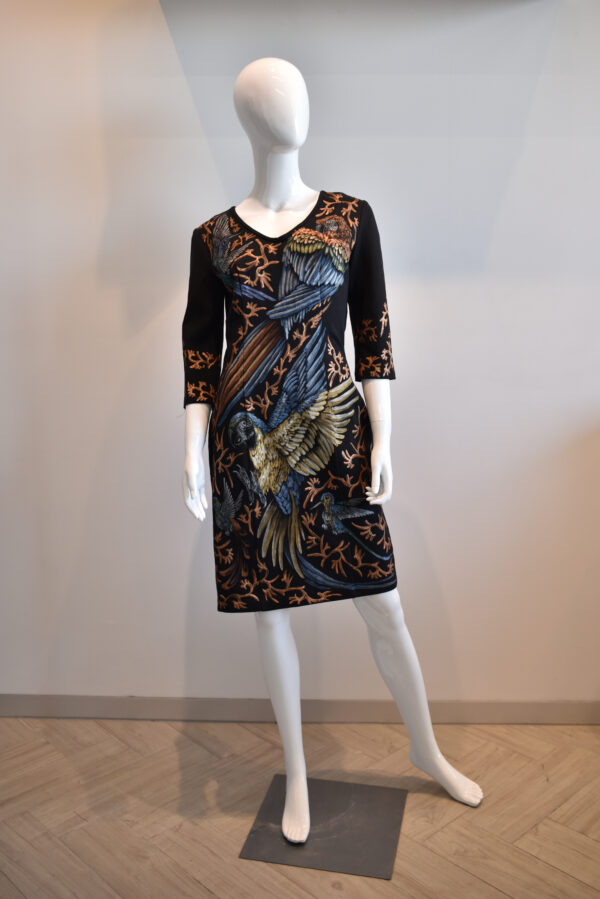 Vestido medio con mangas, cuello redondo.