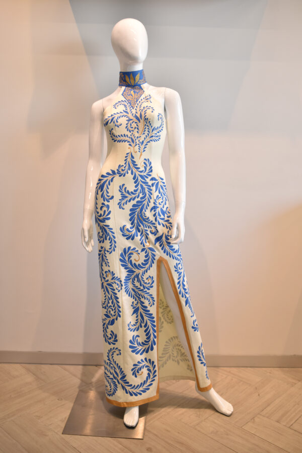 Vestido largo sin mangas, cuello mao.