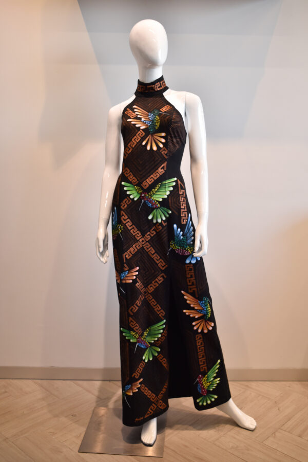 Vestido largo sin mangas, cuello mao.