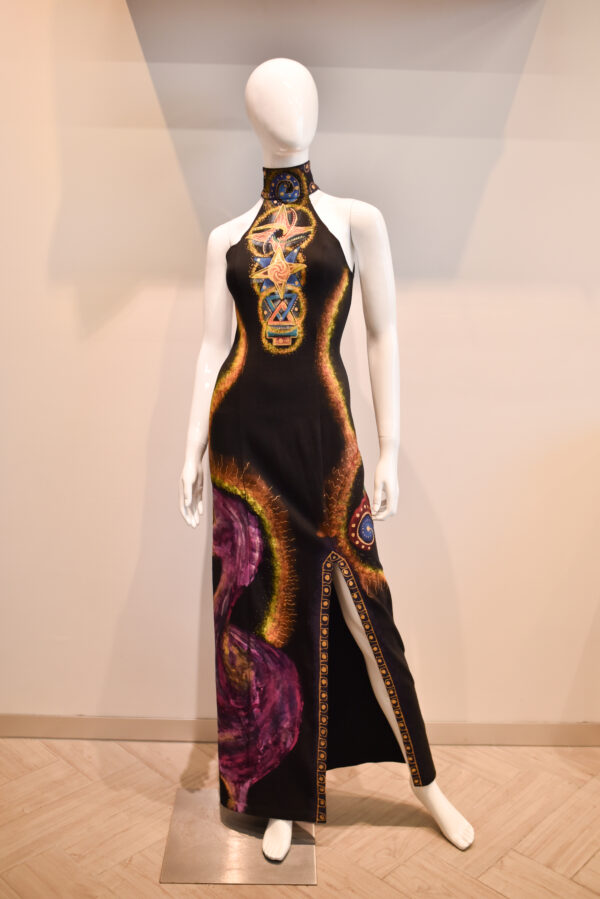 Vestido largo sin mangas, cuello mao.