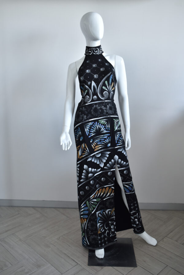 Vestido largo sin mangas, cuello mao.