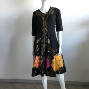 Vestido medio con mangas 3/4, cuello redondo.