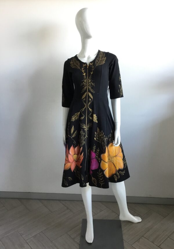 Vestido medio con mangas 3/4, cuello redondo.