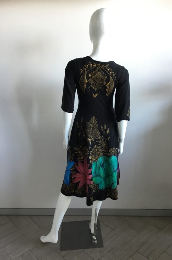 Vestido medio con mangas 3/4, cuello redondo. - Image 2