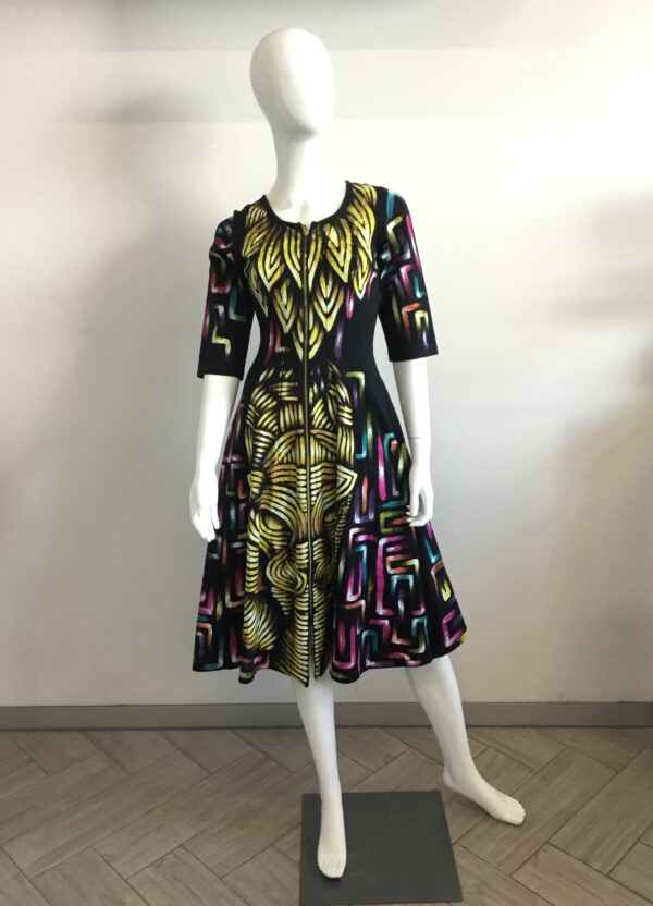 Vestido medio con mangas 3/4, cuello redondo.
