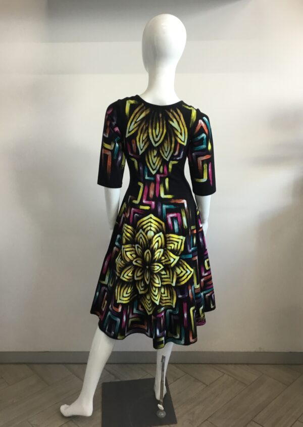 Vestido medio con mangas 3/4, cuello redondo. - Image 2