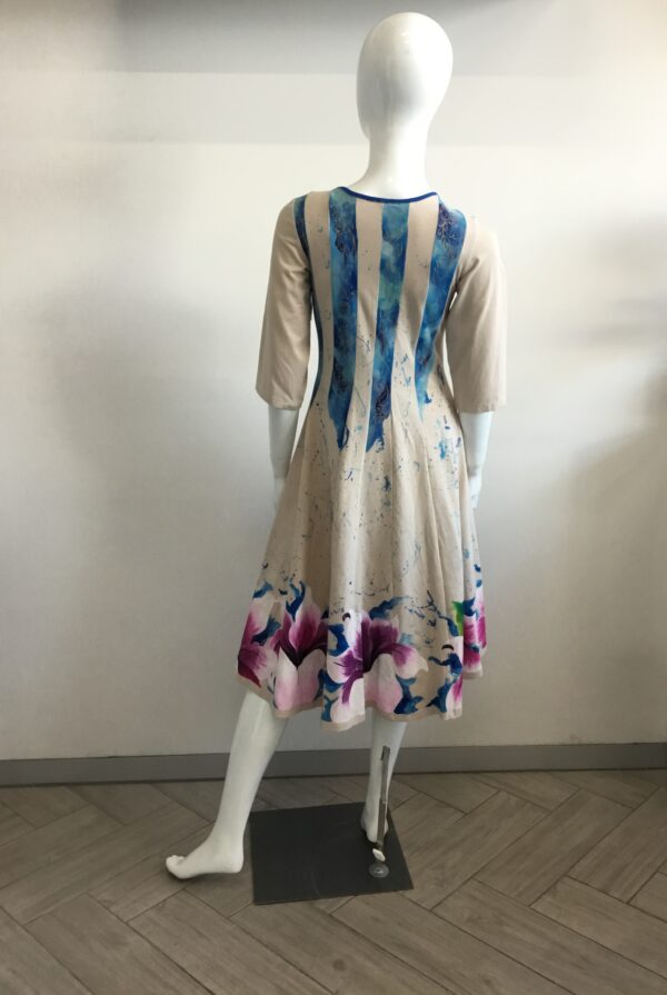 Vestido medio con mangas 3/4, cuello redondo. - Image 2