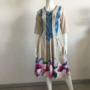 Vestido medio con mangas 3/4, cuello redondo.