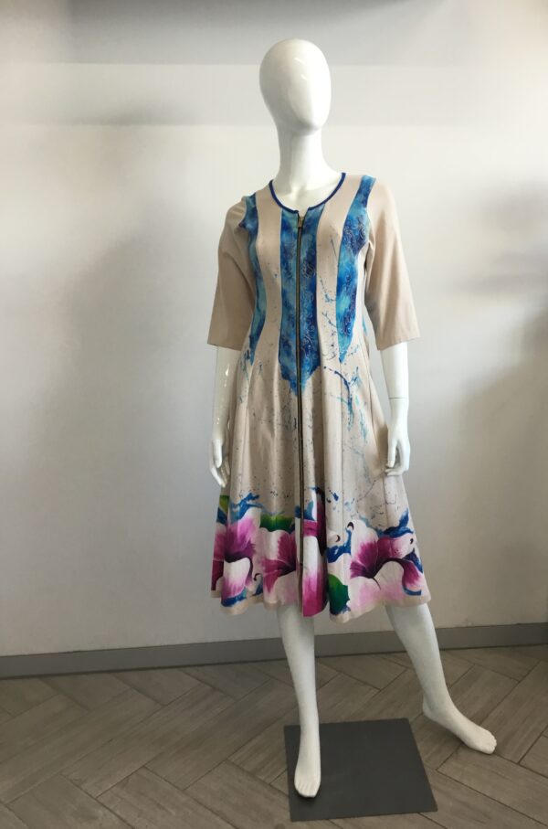 Vestido medio con mangas 3/4, cuello redondo.