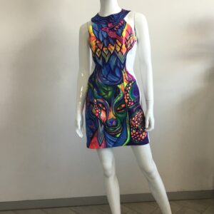 Vestido corto sin mangas, cuello halter.