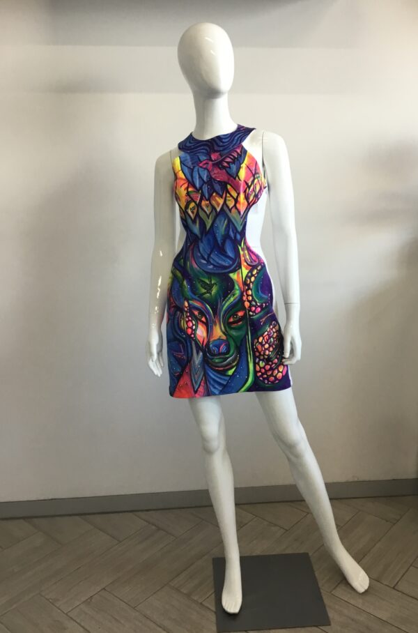Vestido corto sin mangas, cuello halter.