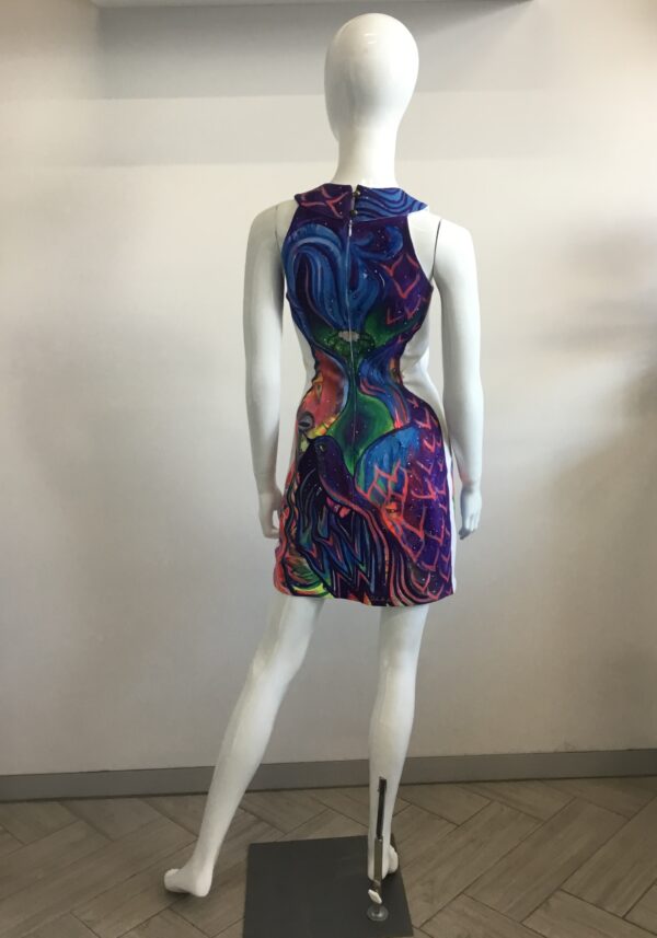 Vestido corto sin mangas, cuello halter. - Image 2