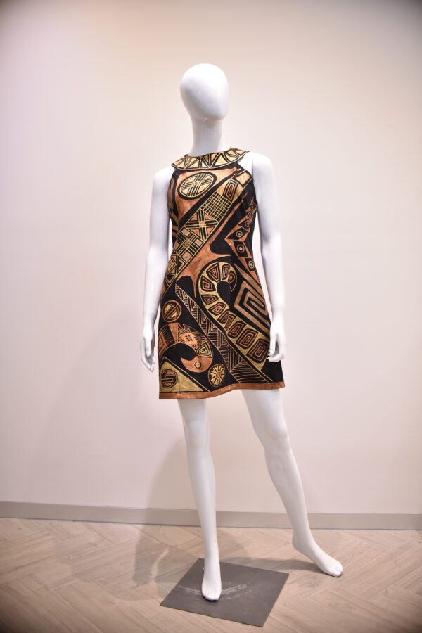 Vestido corto sin mangas, cuello halter.