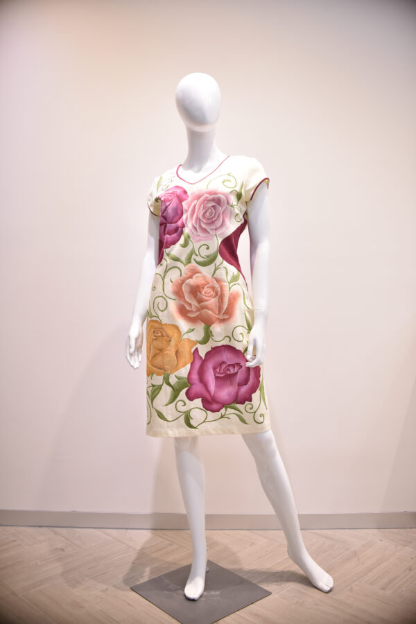 Vestido corto sin mangas, cuello redondo.