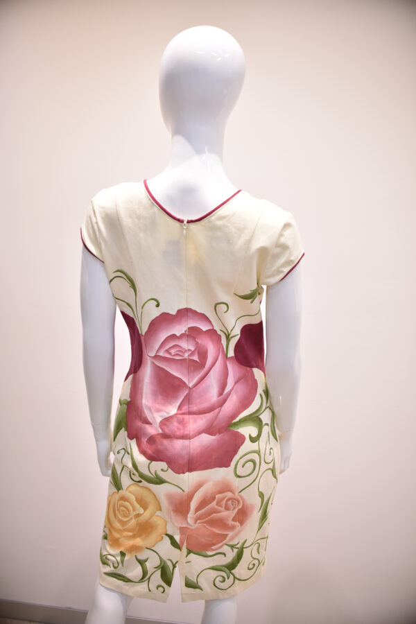 Vestido corto sin mangas, cuello redondo. - Image 3