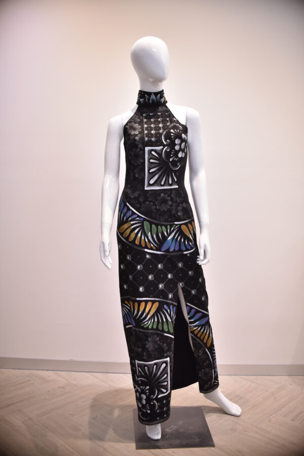 Vestido largo sin mangas, cuello mao.