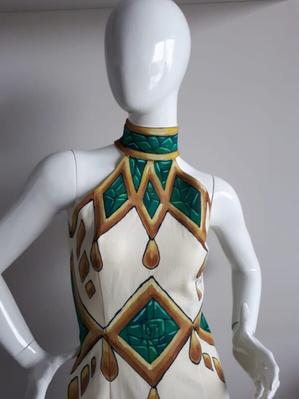 Vestido corto sin mangas, cuello mao.