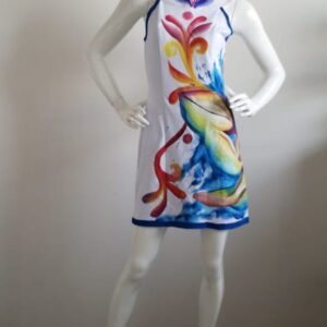 Vestido corto sin mangas, cuello halter.